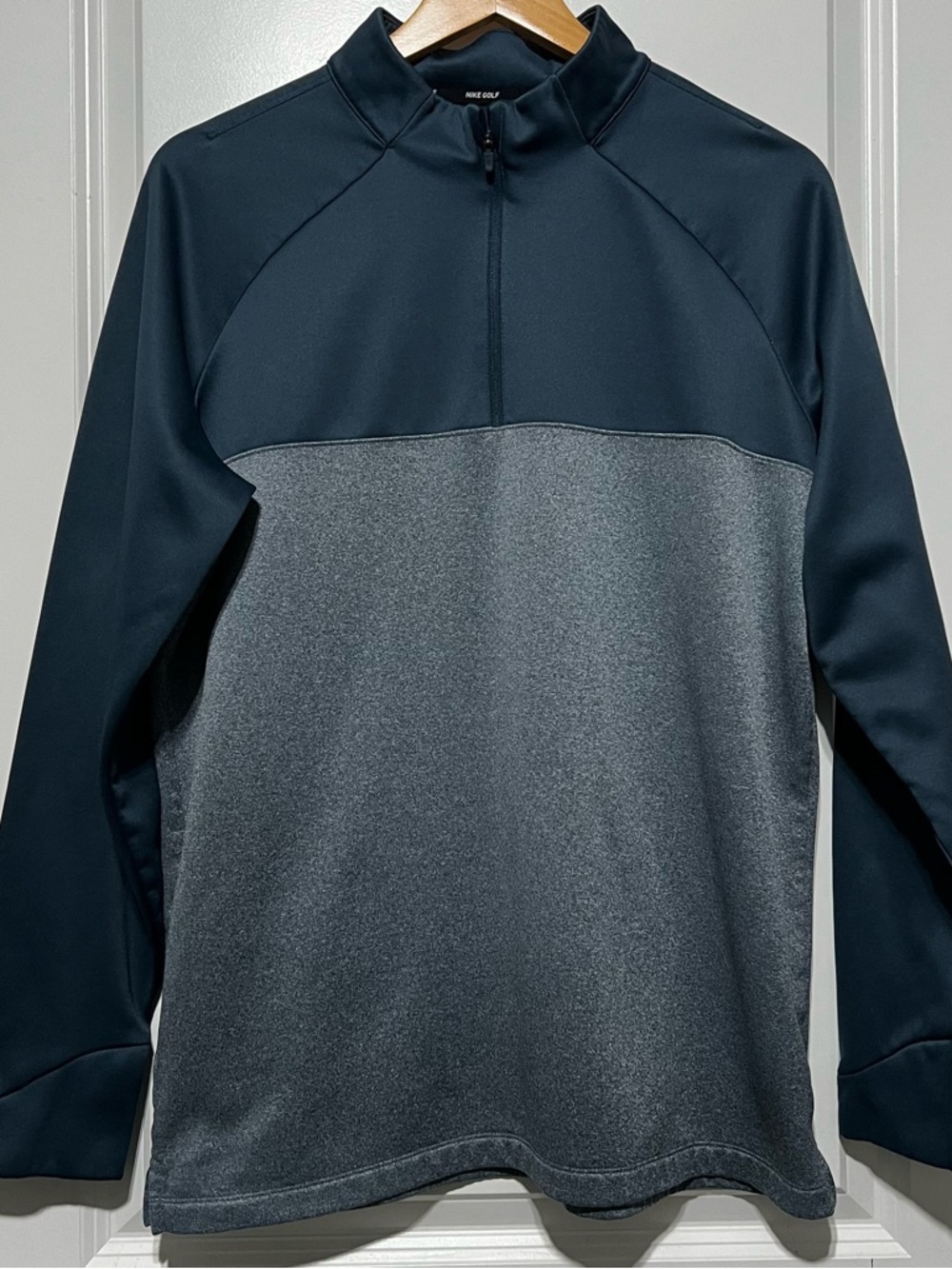 Nike Golf Men’s Quarter Zip Sweatshirt in Navy/Gray